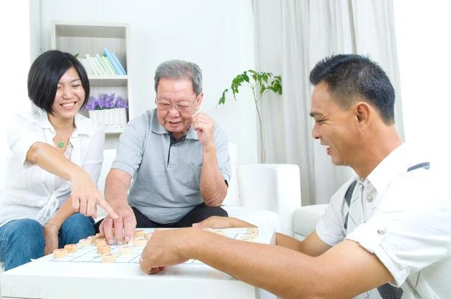 老伴走後我住在兒子家幫忙帶孫，今天去接孫子突然暴雨「爺孫倆都淋濕」媳婦把我罵得狗血淋頭！我才想起「老婆臨終前的話」於是照她的話做了一個決定…從此變幸福