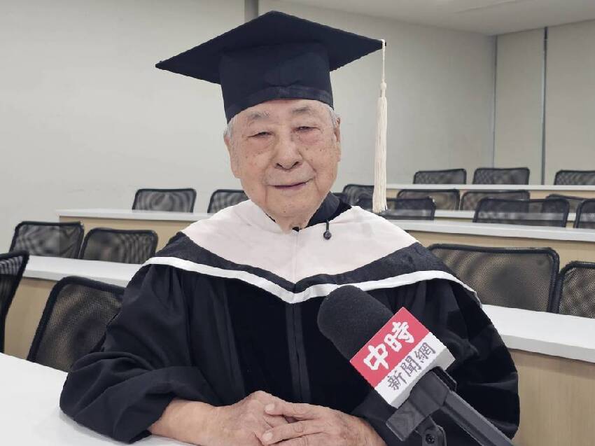 住院還在寫作業！92歲資深主播「碩士畢業了」　學到老「平均成績驚人」教授都傻住