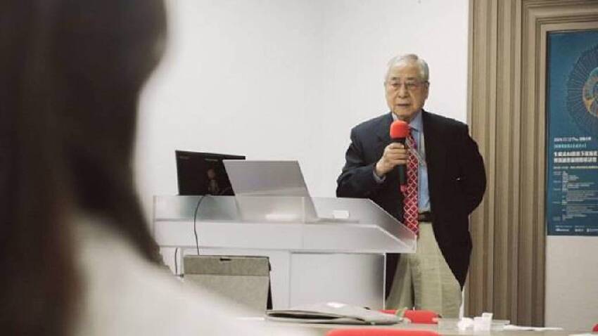 住院還在寫作業！92歲資深主播「碩士畢業了」　學到老「平均成績驚人」教授都傻住