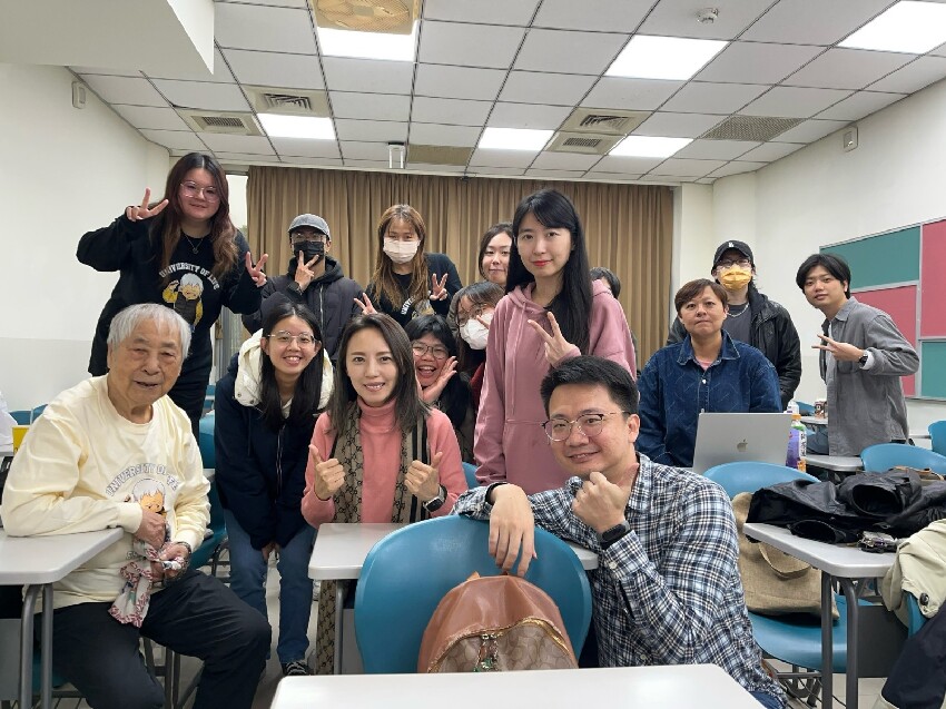 住院還在寫作業！92歲資深主播「碩士畢業了」　學到老「平均成績驚人」教授都傻住