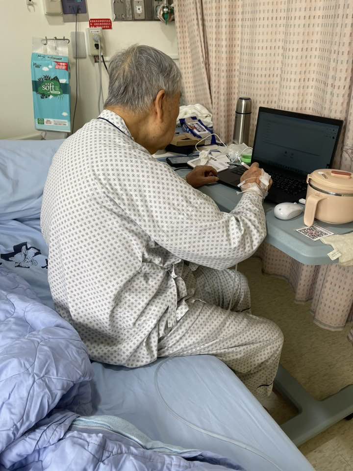 住院還在寫作業！92歲資深主播「碩士畢業了」　學到老「平均成績驚人」教授都傻住