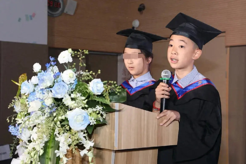 陳小春應采兒大兒子小學畢業，11歲Jasper穿禮服上台發言，好帥氣！