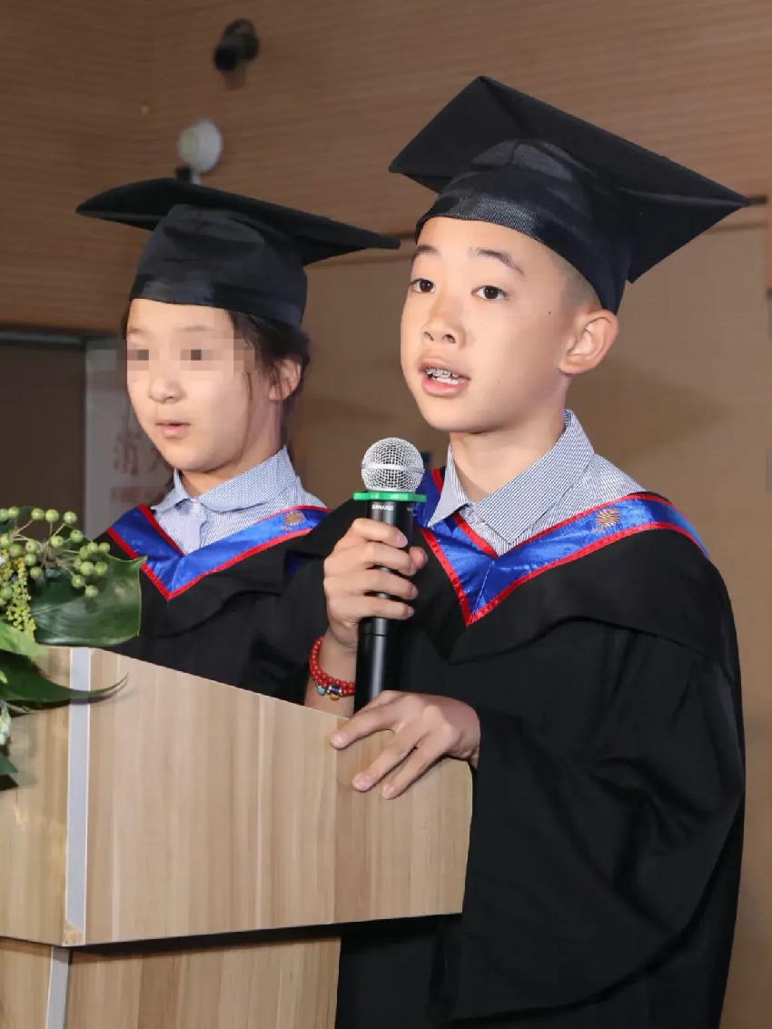 陳小春應采兒大兒子小學畢業，11歲Jasper穿禮服上台發言，好帥氣！