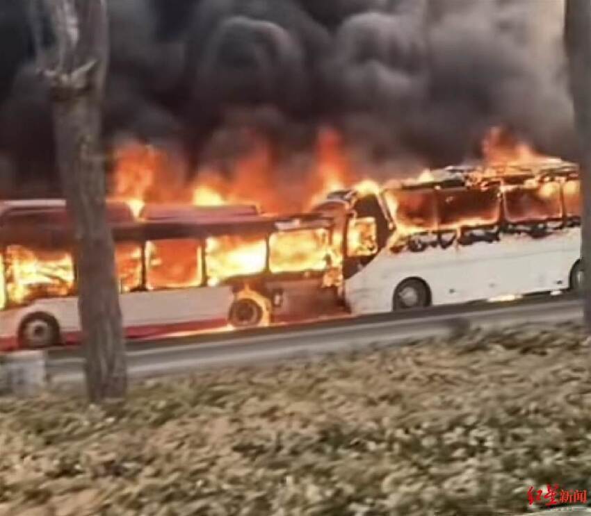 快訊／重大死亡交通事故！遊覽車追撞「燒成火球」只剩骨架　目擊者嚇壞「死傷曝光」