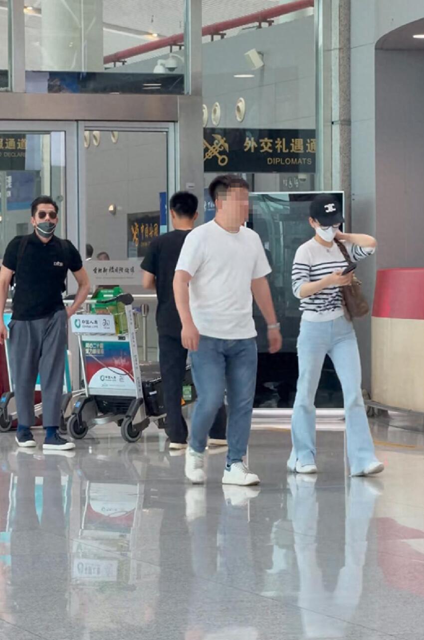 郭富城夫婦現身機場,沒一起回港,郭富城看著方媛背影滿是不舍