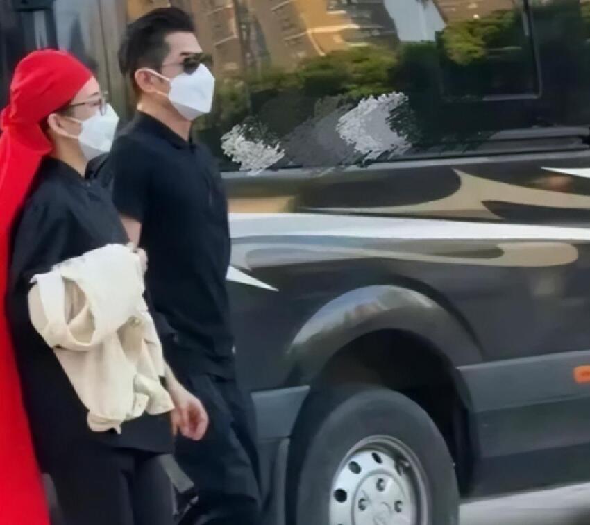 郭富城夫婦現身機場,沒一起回港,郭富城看著方媛背影滿是不舍