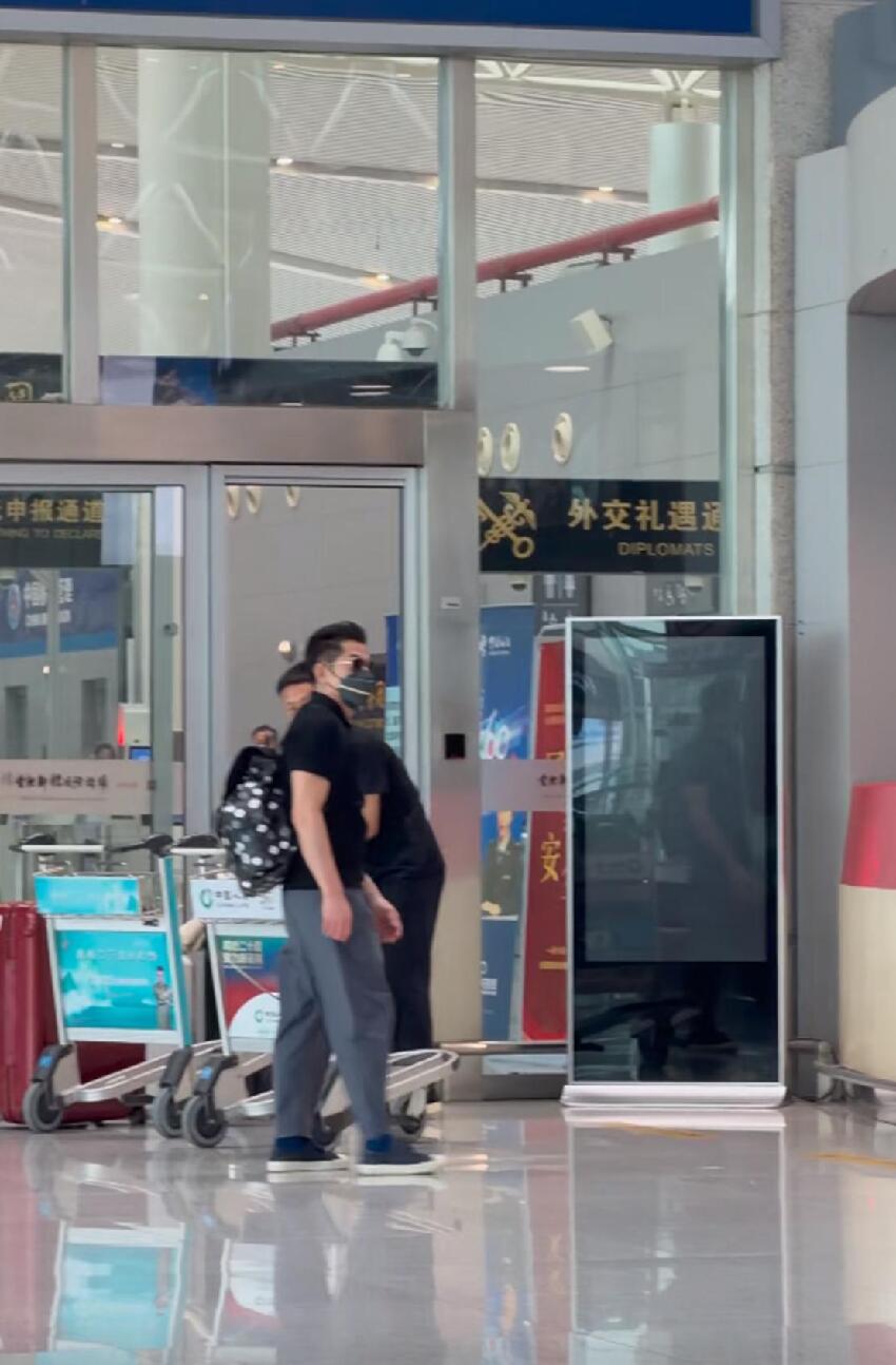 郭富城夫婦現身機場,沒一起回港,郭富城看著方媛背影滿是不舍