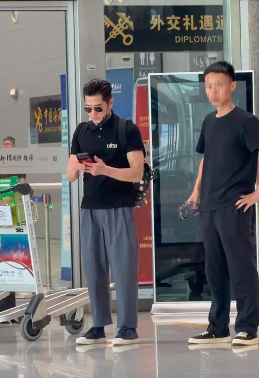 郭富城夫婦現身機場,沒一起回港,郭富城看著方媛背影滿是不舍