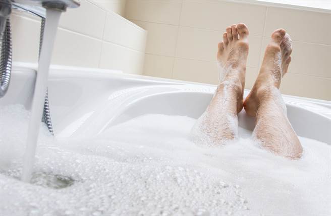 台大兒跟媽媽共浴！朋友傻眼喊「不正常」 母：你們才怪