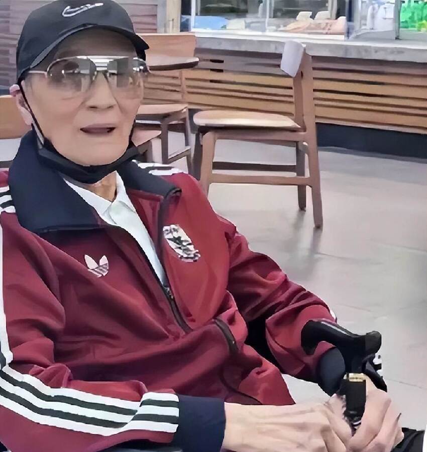 謝霆鋒也沒想到，謝賢訃告釋出當天，張柏芝竟因一個舉動大賺口碑