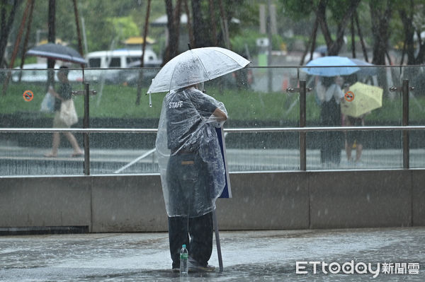 康芮颱風恐穿心「全台躲不掉」！猛烈暴風圈觸陸「4縣市恐放颱風假」