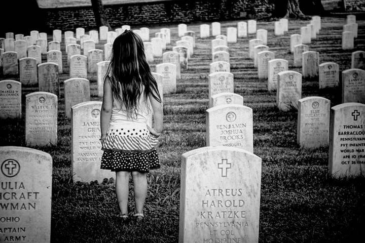 女兒死後父親無法接受，就在棺材里「裝了個攝像頭」第兩天他驚訝地看到了一幕...