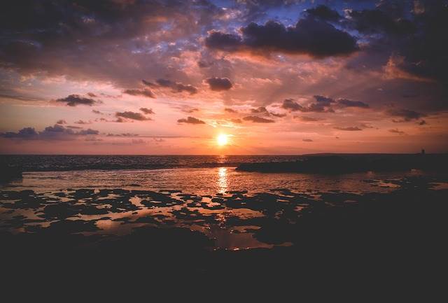 女兒死後父親無法接受，就在棺材里「裝了個攝像頭」第兩天他驚訝地看到了一幕...