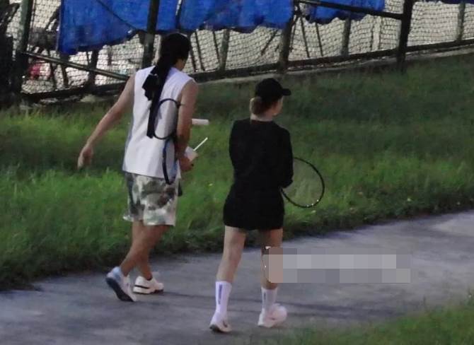 周杰倫攜小15歲嬌妻「打網球」！粗壯體型被指「像民工」，昆凌真實身材曝光