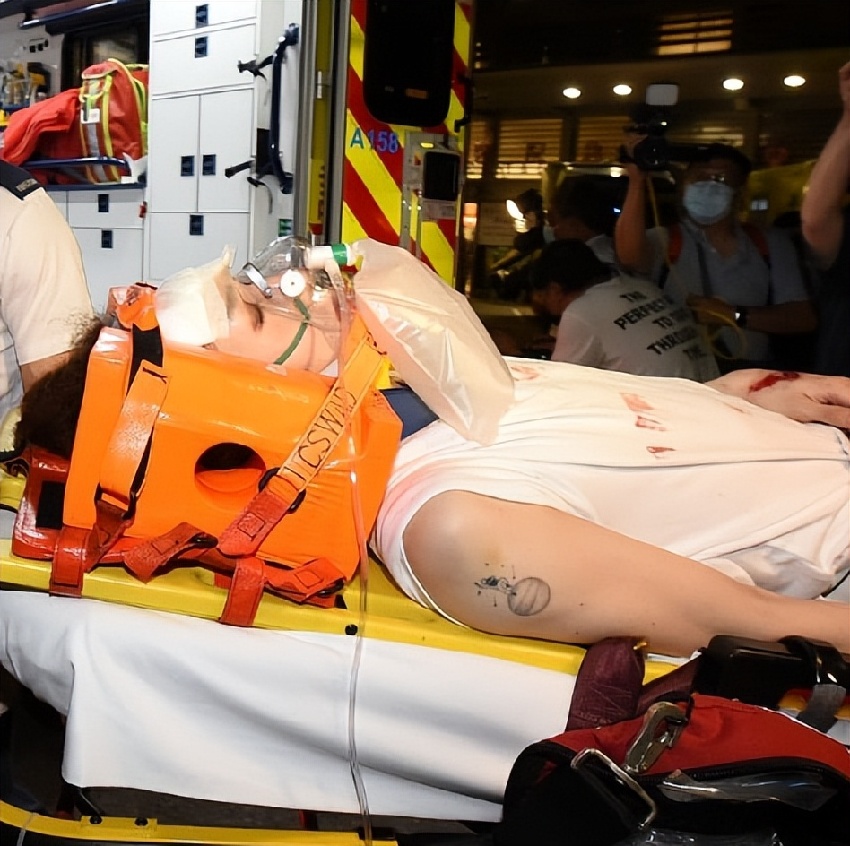 李啟言父親病逝，日夜照顧癱瘓兒子病倒，曾拒絕李澤楷千萬救濟金