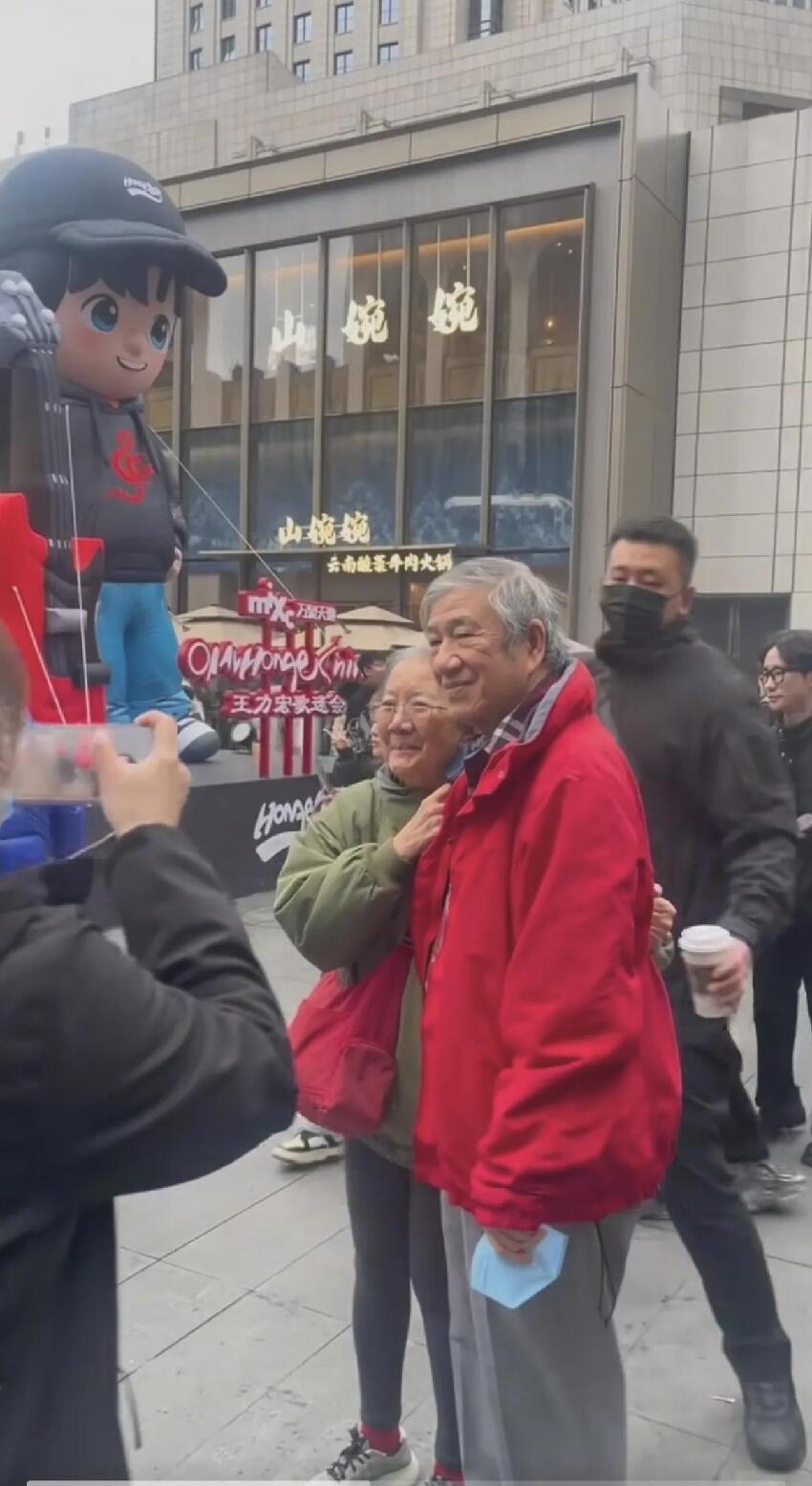 王力宏父母現身南昌街頭不帶保鏢很樸素,母親紅襪子,父親紅衣服