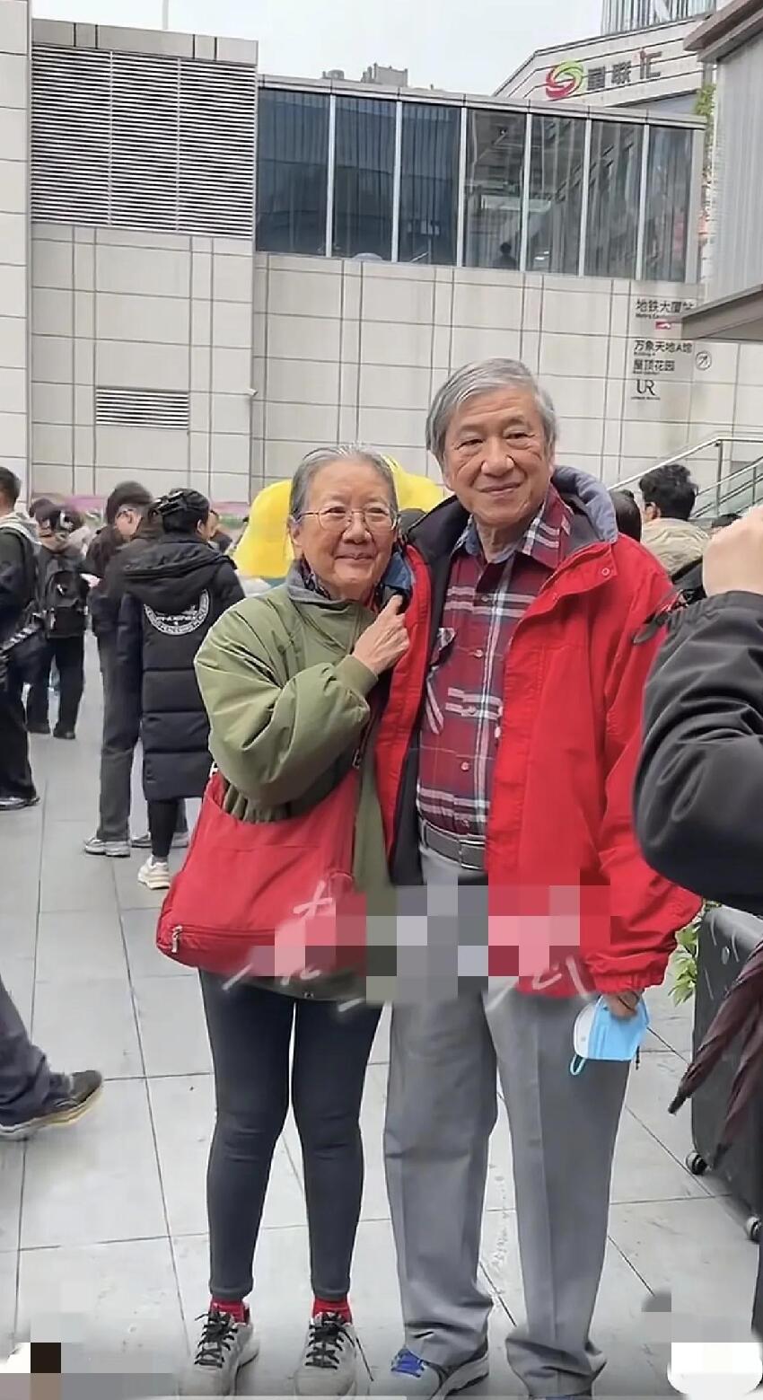 王力宏父母現身南昌街頭不帶保鏢很樸素,母親紅襪子,父親紅衣服