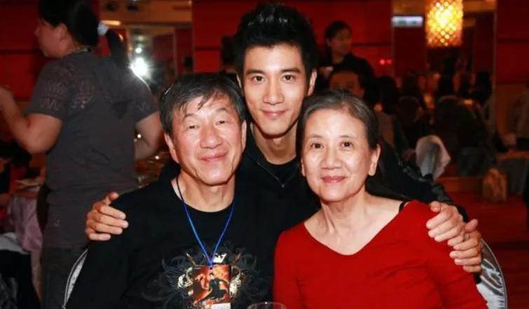 王力宏父母現身南昌街頭不帶保鏢很樸素,母親紅襪子,父親紅衣服