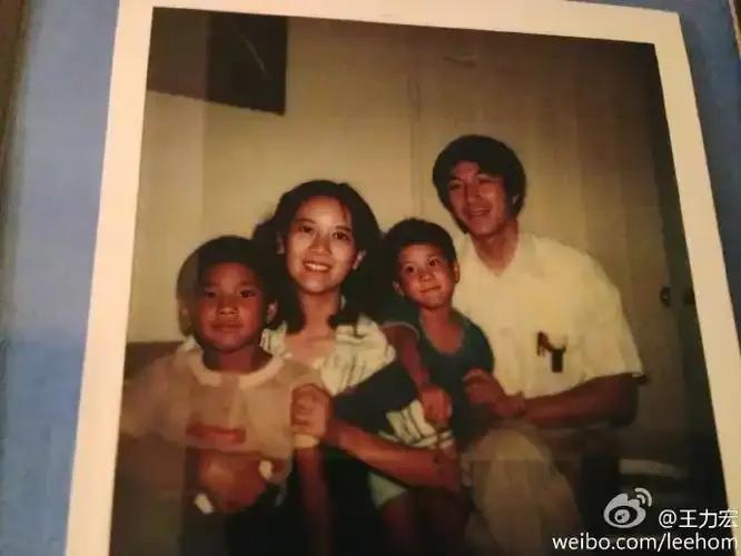 王力宏父母現身南昌街頭不帶保鏢很樸素,母親紅襪子,父親紅衣服