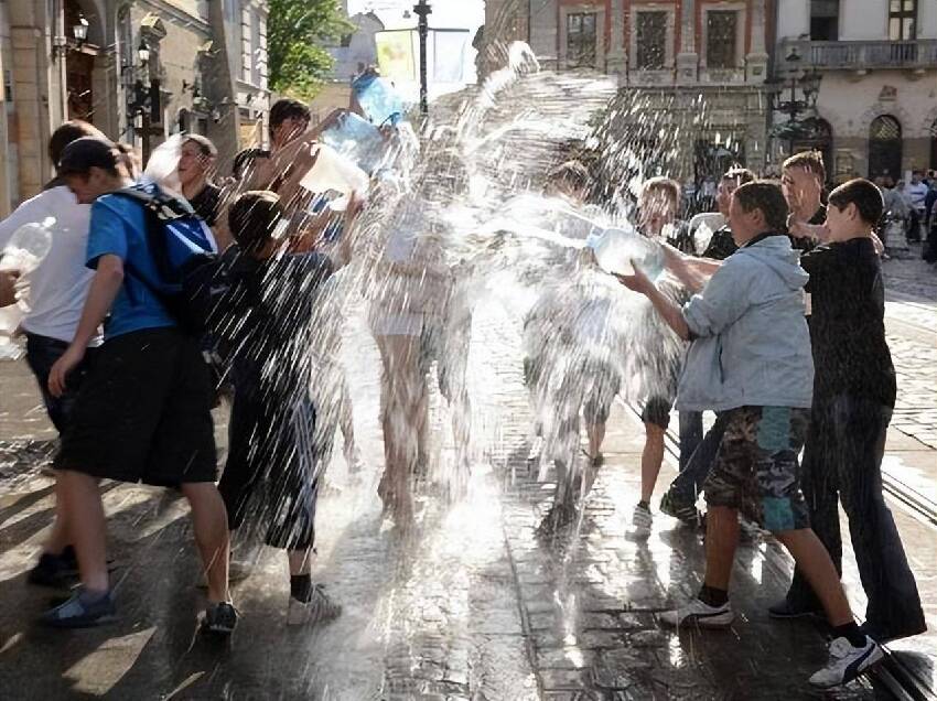 烏克蘭的潑水節究竟有多開放？女生打扮性感，遊客表示難接受