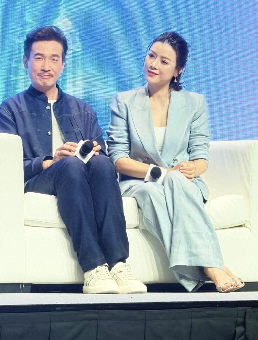 霍啟剛夫婦與陳豪夫婦同場，陳茵媺曬兩家合照，稱郭晶晶真誠優雅