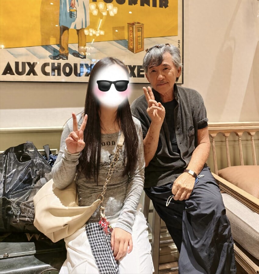 79歲林子祥和老婆上海購物,葉蒨文打扮貴氣,脖子上掛著幾串珍珠