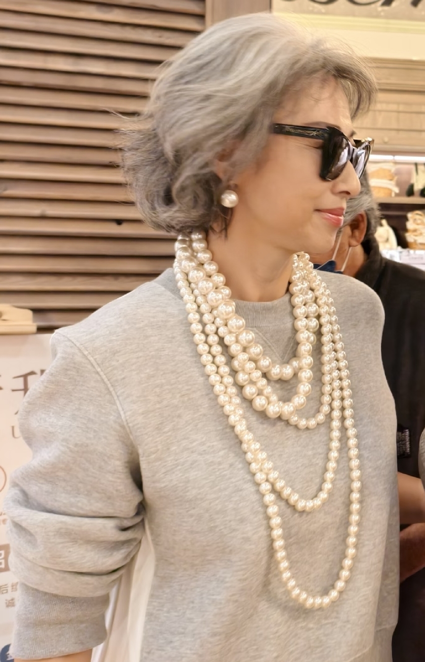 79歲林子祥和老婆上海購物,葉蒨文打扮貴氣,脖子上掛著幾串珍珠