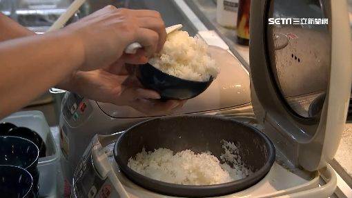 過年沒回家，學生妹打工回宿舍，電鍋憑空出現白飯，免費吃一個月瞥見監視器畫面，差點吐出來