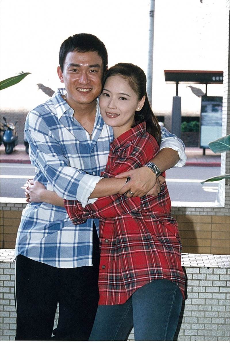 從小被笑沒娘！50歲本土女星「工地搬磚頭養家」和爸相依為命，終於轉運「買2500萬孝親房」卻痛哭失聲