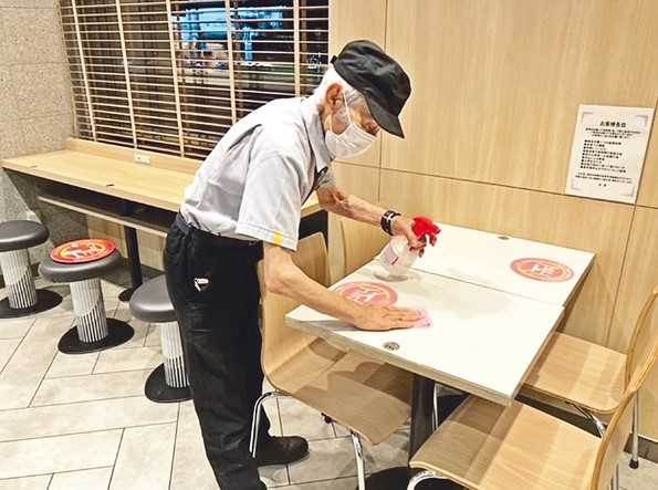 活到老動到老！93歲老爺爺「麥當勞工作輪3班」　努力不退休「值大夜班也OK」經理讚：不輸年輕人