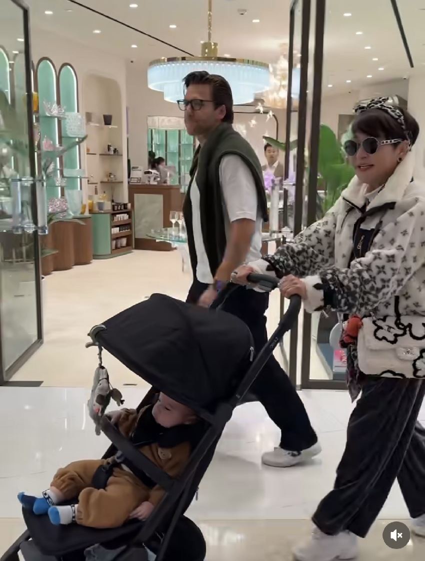 謝婷婷曬照慶祝母親節，小7歲男友同框狄波拉，三代同堂相處融洽