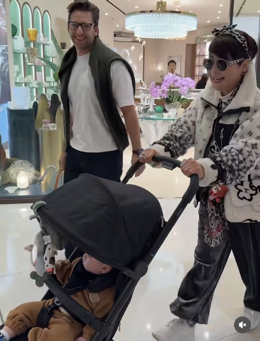 謝婷婷曬照慶祝母親節，小7歲男友同框狄波拉，三代同堂相處融洽
