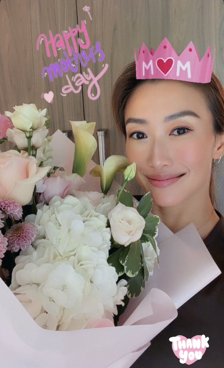 謝婷婷曬照慶祝母親節，小7歲男友同框狄波拉，三代同堂相處融洽