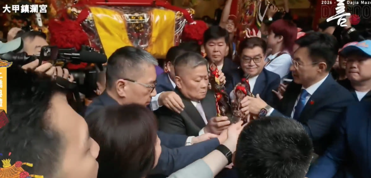 才喊零暴力！大甲媽祖亂鬥「3警慘遭圍毆」　他驚呼「命理師警告全成真」