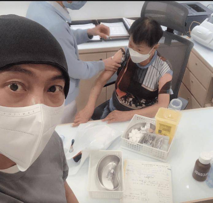 61歲張衛健自爆童年傷痛！父親家暴母親留下陰影！上學調皮把死蝙蝠裝盒子送老師