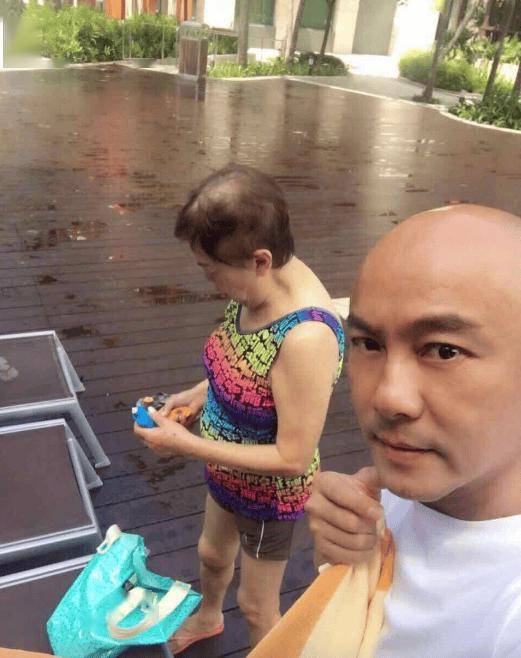 61歲張衛健自爆童年傷痛！父親家暴母親留下陰影！上學調皮把死蝙蝠裝盒子送老師