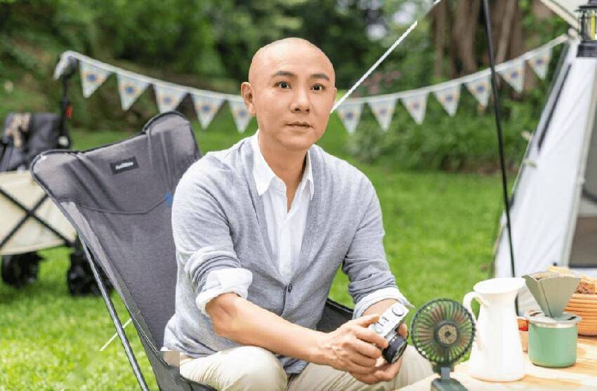 61歲張衛健自爆童年傷痛！父親家暴母親留下陰影！上學調皮把死蝙蝠裝盒子送老師