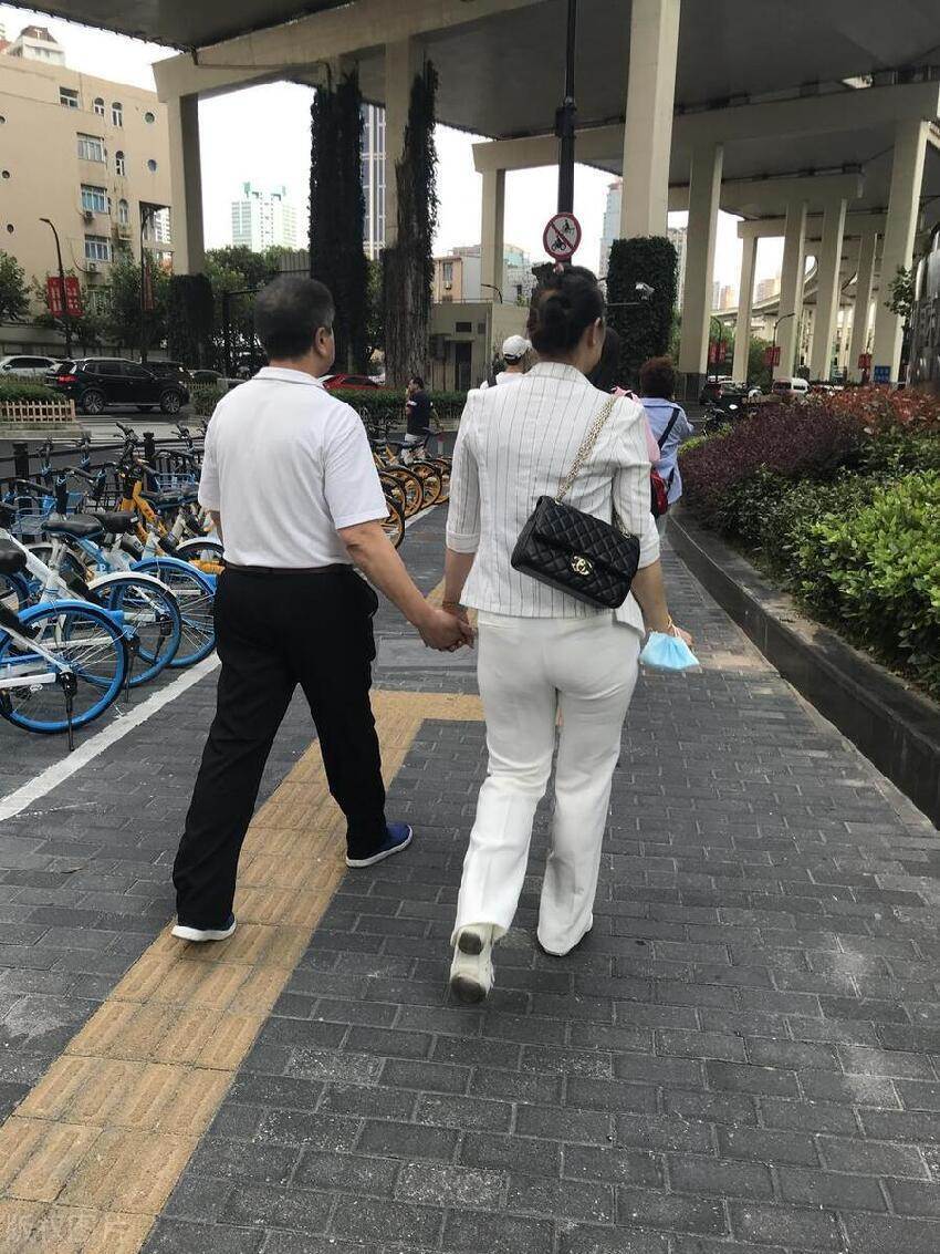 再婚娶小13歲妻子，婚後把提款卡上交給她管很少過問，15年後退休一查賬，讓我大吃一驚