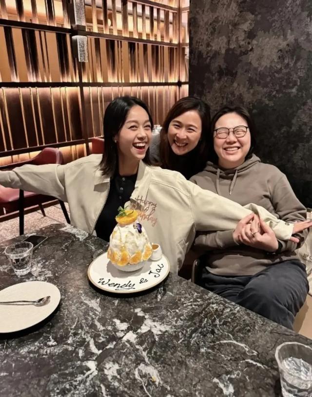 前TVB女星黃心穎36歲生日晒全家福,臉部圓潤身形臃腫再惹懷孕揣測