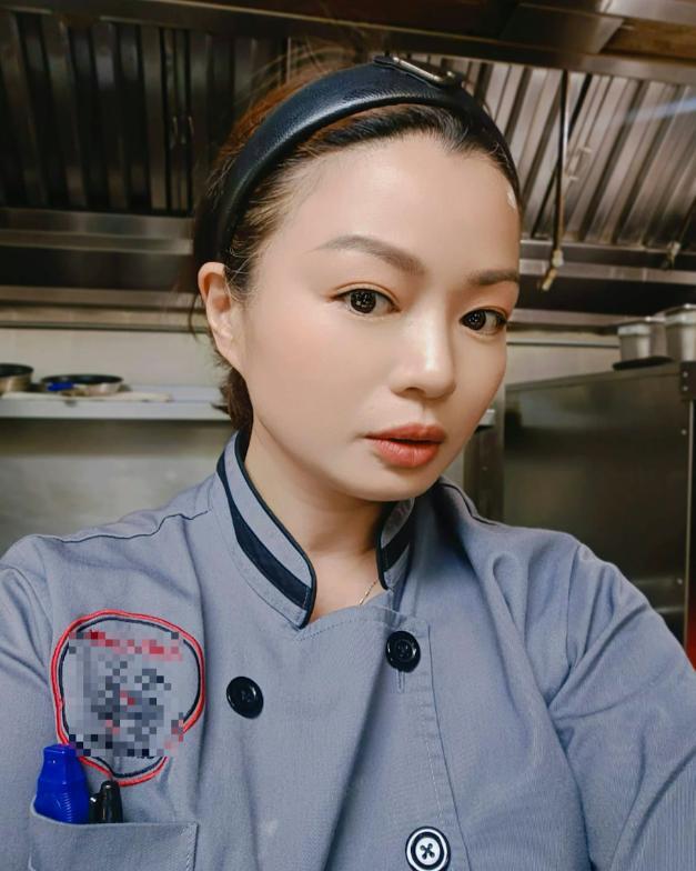 49歲女星「婚姻失敗又兩度患癌」移居美國謀生，餐廳打工被砸傷，治療18個月現狀曝光