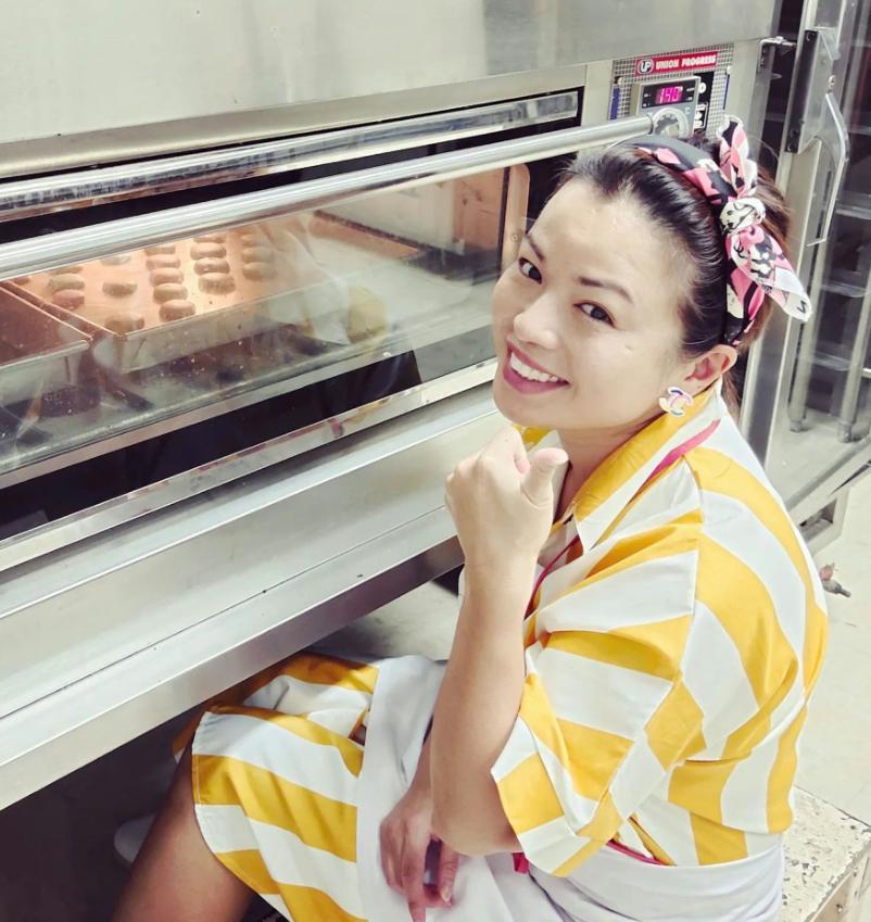 49歲女星「婚姻失敗又兩度患癌」移居美國謀生，餐廳打工被砸傷，治療18個月現狀曝光