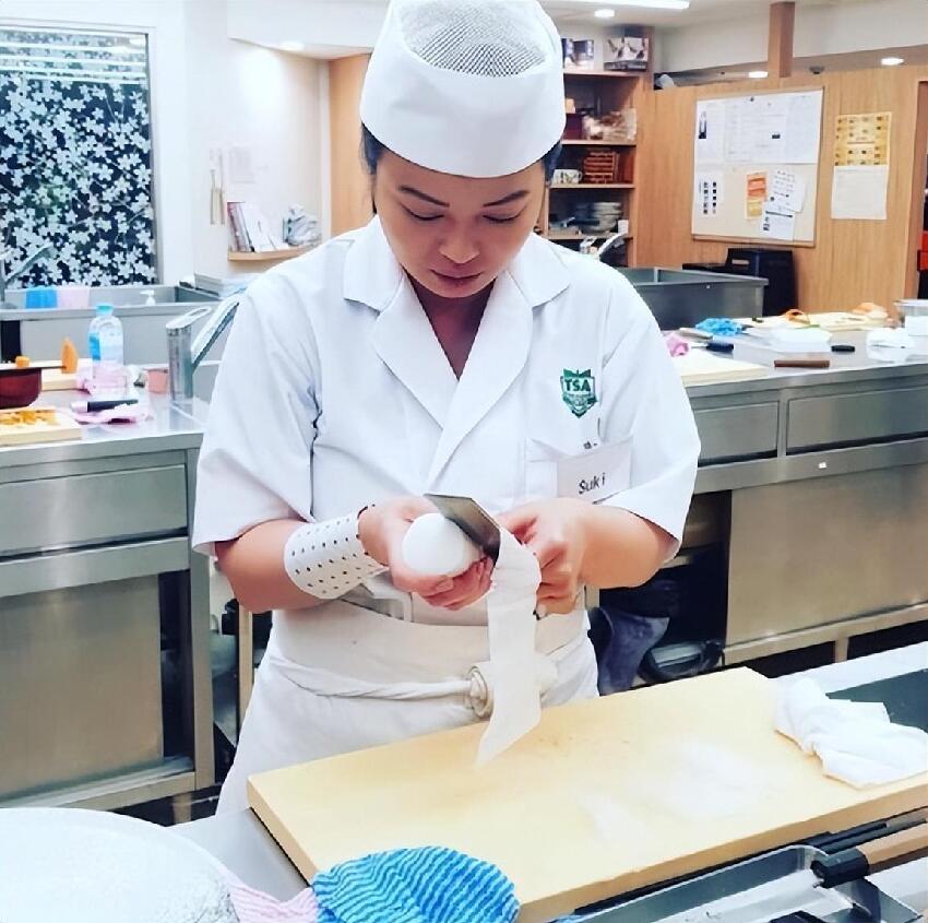 49歲女星「婚姻失敗又兩度患癌」移居美國謀生，餐廳打工被砸傷，治療18個月現狀曝光
