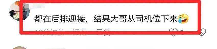 成龍開7人座商務錄製河南春晚，4位導演迎接，下車的動作讓人意外