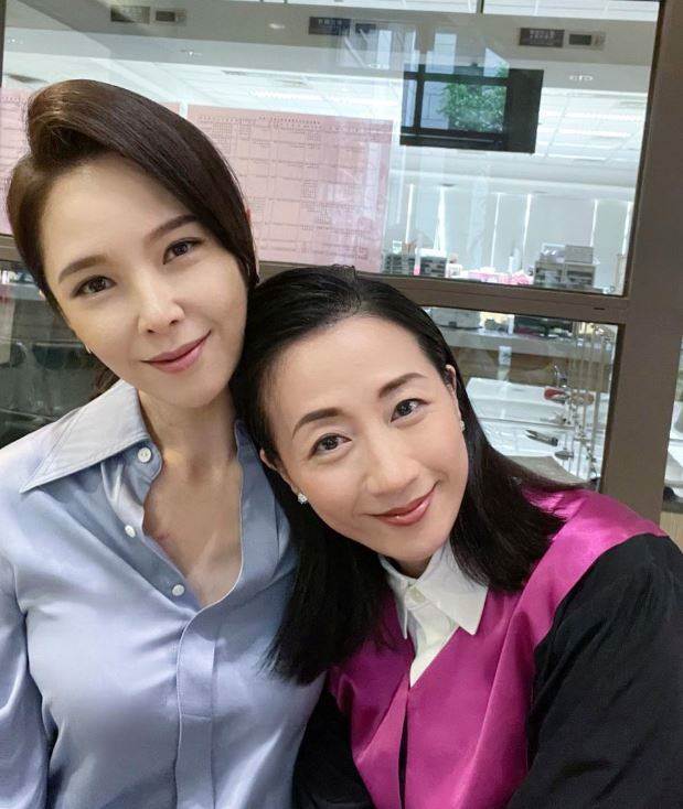 無修圖年代！天心曬「28年前泳裝照」驚見賈靜雯 5美女「全是知名女星」網狂問：中間認不出