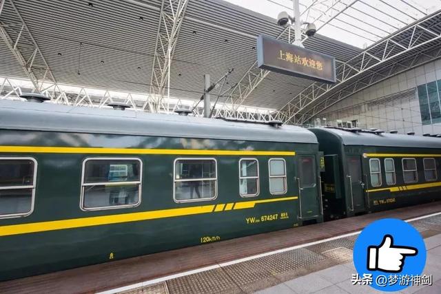 為省錢不坐高鐵！大老遠「坐21小時車不嫌累」只為看孫　一看到「孫子牆上掛的獎狀」我氣到立刻又回家