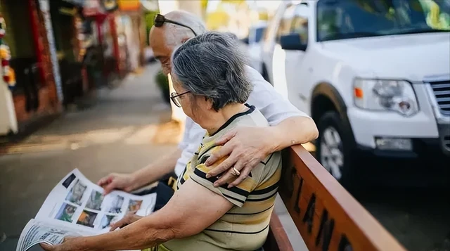 兒子突然接我去他家養老！ 要我把180萬存款「交給他打理老年生活」我一聽也覺得有道理，早上睡醒「偷聽到他講電話」我決定斷絕母子關係