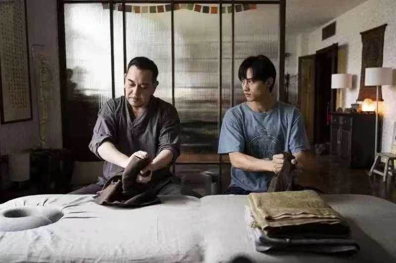 2個小叔都不肯照顧公公，我和老公照顧15年，公公沒給過一毛錢，但他過世第2天，家裡來了2個律師！