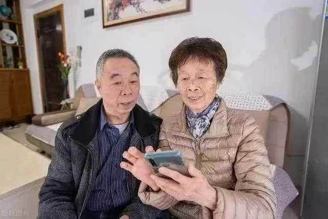2個小叔都不肯照顧公公，我和老公照顧15年，公公沒給過一毛錢，但他過世第2天，家裡來了2個律師！