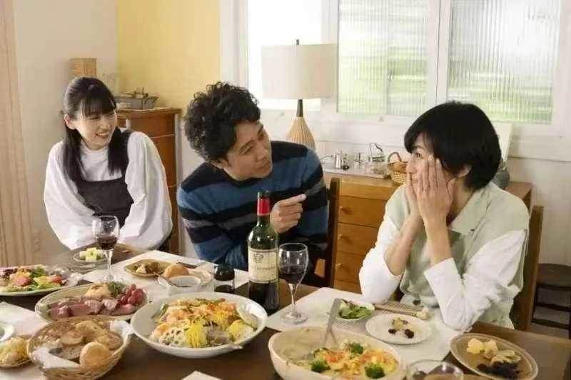 2個小叔都不肯照顧公公，我和老公照顧15年，公公沒給過一毛錢，但他過世第2天，家裡來了2個律師！