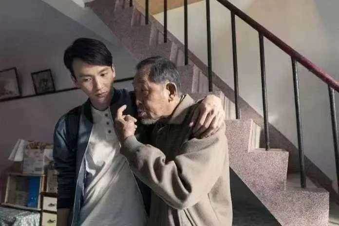 2個小叔都不肯照顧公公，我和老公照顧15年，公公沒給過一毛錢，但他過世第2天，家裡來了2個律師！